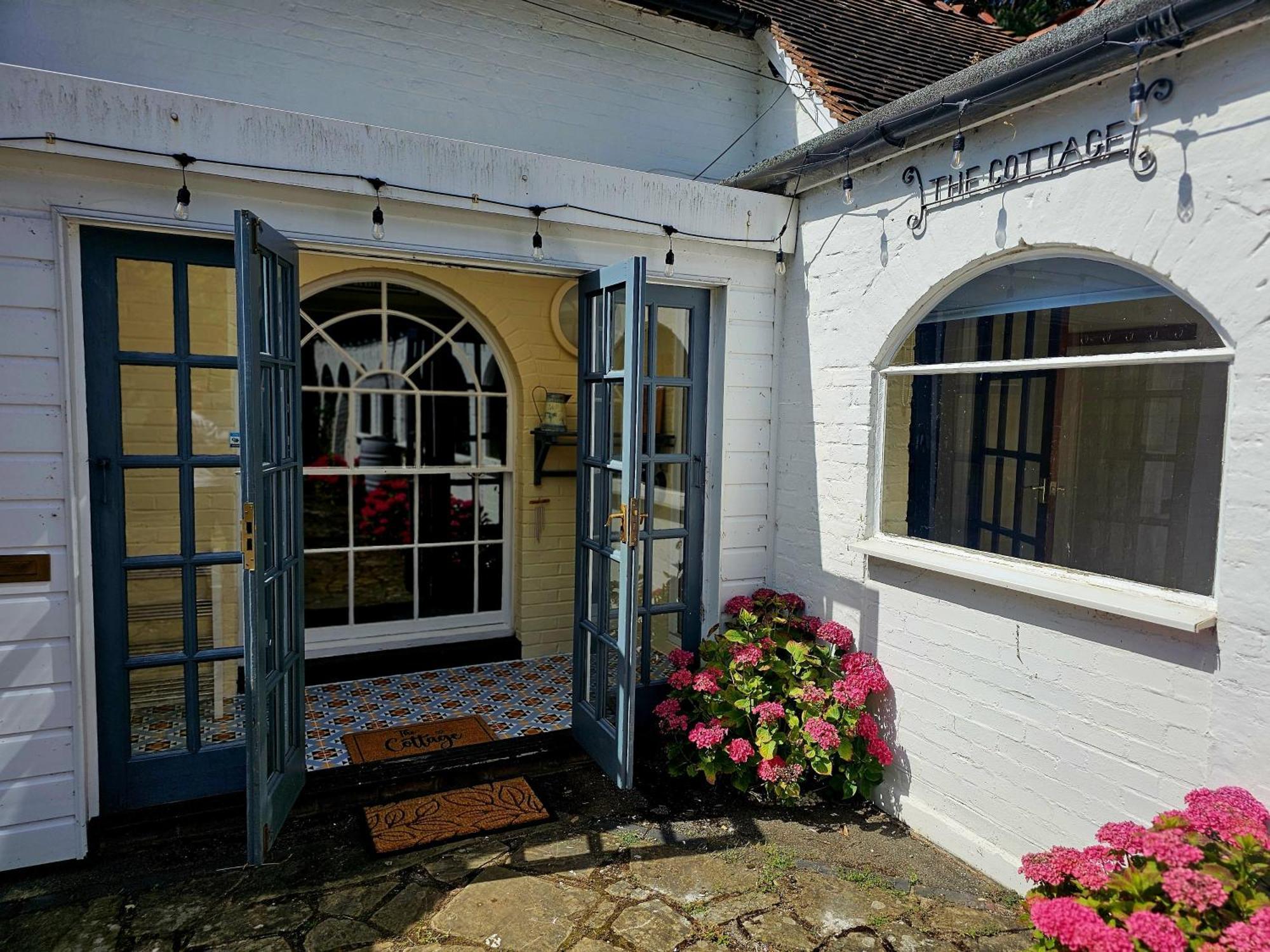 English Farmhouse Cottage Guildford Exterior photo